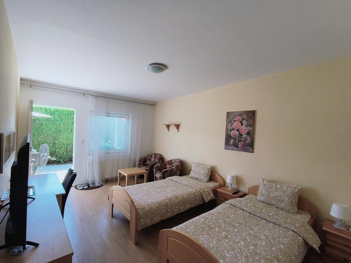 Cozy Room With Garden In ברטיסלאבה מראה חיצוני תמונה
